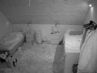 voyeurcam-julmodels-whitebed-3