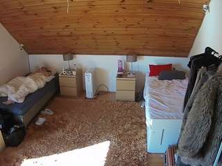 voyeurcam-julmodels-whitebed-3
