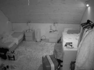 voyeurcam-julmodels-whitebed-3
