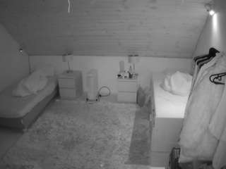 voyeurcam-julmodels-whitebed-3