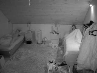 voyeurcam-julmodels-whitebed-3