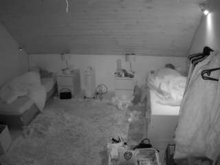 voyeurcam-julmodels-whitebed-3