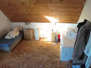 voyeurcam-julmodels-whitebed-3