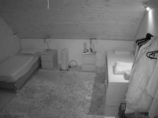 voyeurcam-julmodels-whitebed-3