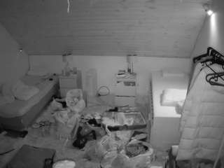 voyeurcam-julmodels-whitebed-3