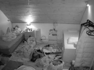 voyeurcam-julmodels-whitebed-3