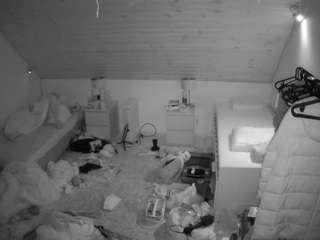 voyeurcam-julmodels-whitebed-3