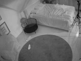 voyeurcam-julmodels-whitebed-4