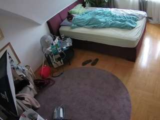 voyeurcam-julmodels-whitebed-4