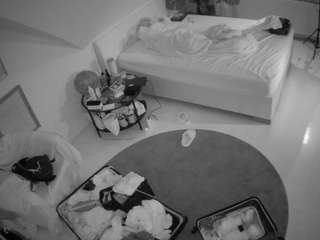 Voyeru House camsoda voyeurcam-julmodels-whitebed-4