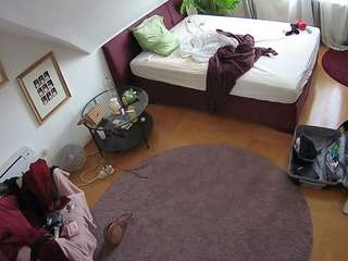 voyeurcam-julmodels-whitebed-4