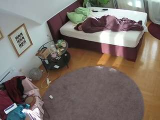 voyeurcam-julmodels-whitebed-4