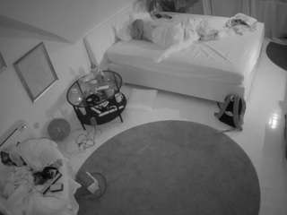voyeurcam-julmodels-whitebed-4