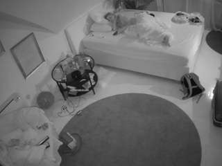 voyeurcam-julmodels-whitebed-4