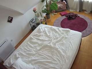 voyeurcam-julmodels-whitebed-4 camsoda