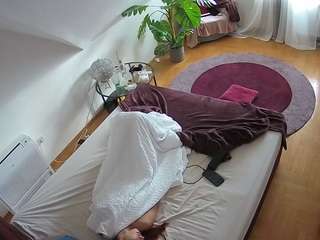 voyeurcam-julmodels-whitebed-4