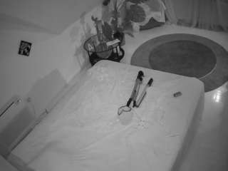 voyeurcam-julmodels-whitebed-4 Webcam Model Profile