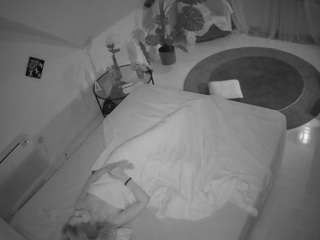 voyeurcam-julmodels-whitebed-4 - Cam en Direct