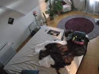 voyeurcam-julmodels-whitebed-4
