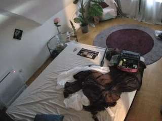 voyeurcam-julmodels-whitebed-4