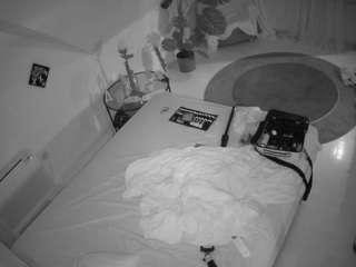 voyeurcam-julmodels-whitebed-4