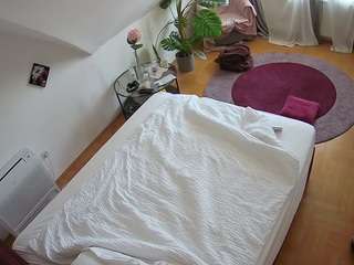 voyeurcam-julmodels-whitebed-4