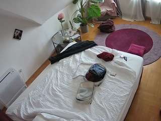 voyeurcam-julmodels-whitebed-4