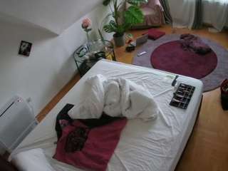 voyeurcam-julmodels-whitebed-4