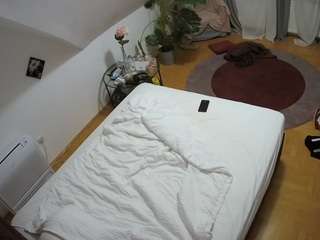 voyeurcam-julmodels-whitebed-4
