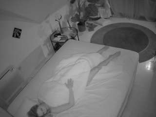 voyeurcam-julmodels-whitebed-4