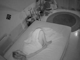 voyeurcam-julmodels-whitebed-4