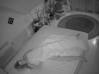 voyeurcam-julmodels-whitebed-4