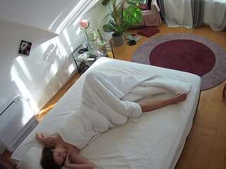 voyeurcam-julmodels-whitebed-4