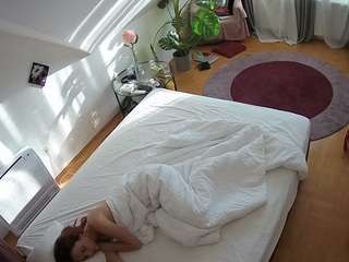 voyeurcam-julmodels-whitebed-4