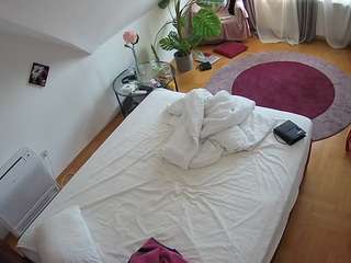 voyeurcam-julmodels-whitebed-4