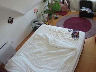 voyeurcam-julmodels-whitebed-4