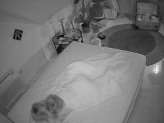 voyeurcam-julmodels-whitebed-4