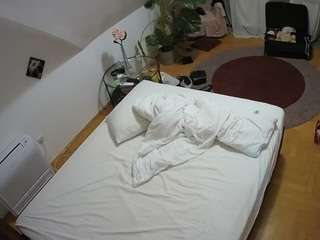 voyeurcam-julmodels-whitebed-4