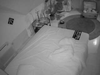 voyeurcam-julmodels-whitebed-4
