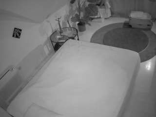 voyeurcam-julmodels-whitebed-4