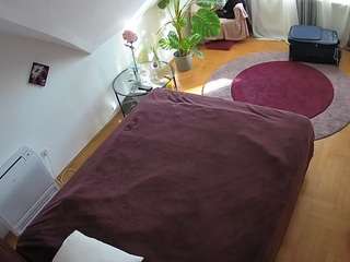 voyeurcam-julmodels-whitebed-4 camsoda