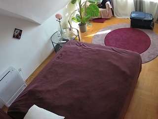 voyeurcam-julmodels-whitebed-4 camsoda