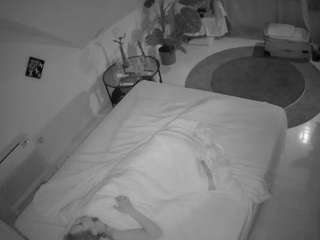 voyeurcam-julmodels-whitebed-4 camsoda