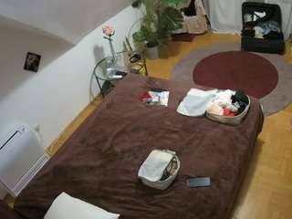 voyeurcam-julmodels-whitebed-4 camsoda
