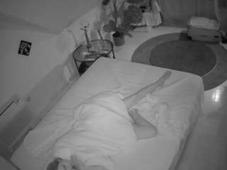 voyeurcam-julmodels-whitebed-4