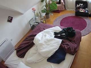 voyeurcam-julmodels-whitebed-4 camsoda