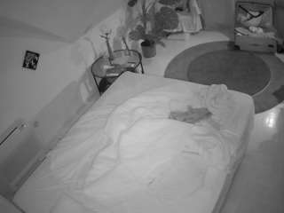 voyeurcam-julmodels-whitebed-4 camsoda
