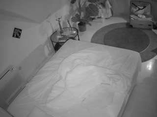 voyeurcam-julmodels-whitebed-4 camsoda