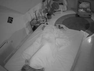 voyeurcam-julmodels-whitebed-4 chat room