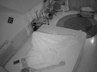 voyeurcam-julmodels-whitebed-4